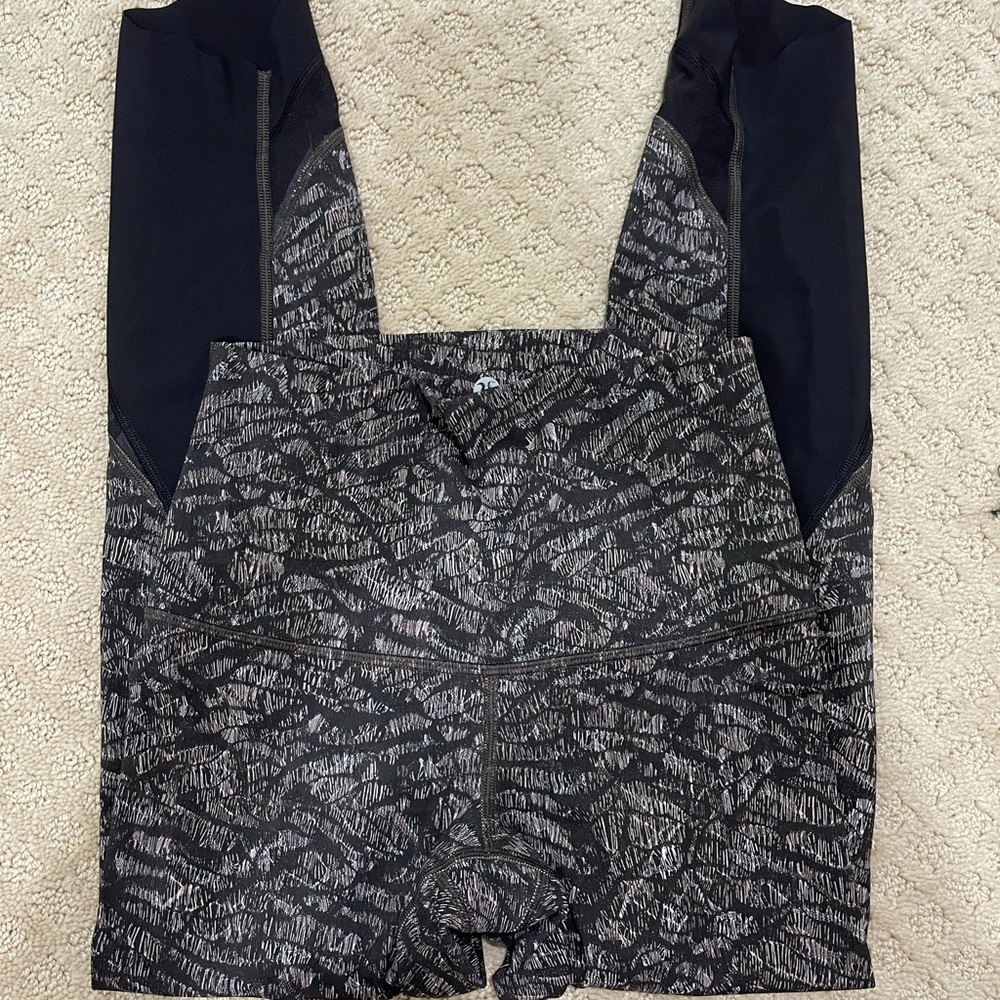 Lululemon scallop mesh leggings size 4!